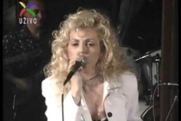 KAKVA PROMENA! DANAS JE NAŠA FOLK ZVEZDA, A NEKADA JE BILA MEDICINSKA SESTRA: Da li znate o kome je reč?