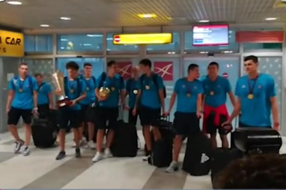 STIGLI ŠAMPIONI! Srbija je dočekala svoju decu zveri i do neba je ponosna na njih! (FOTO) (VIDEO)