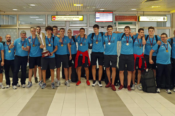 NIJE NI ČUDO ŠTO JE OSVOJIO EUROBASKET! Član zlatne generacije Orlića je sin legende Crvene zvezde - odatle mu onakav genijalan izbačaj! (FOTO) (VIDEO)