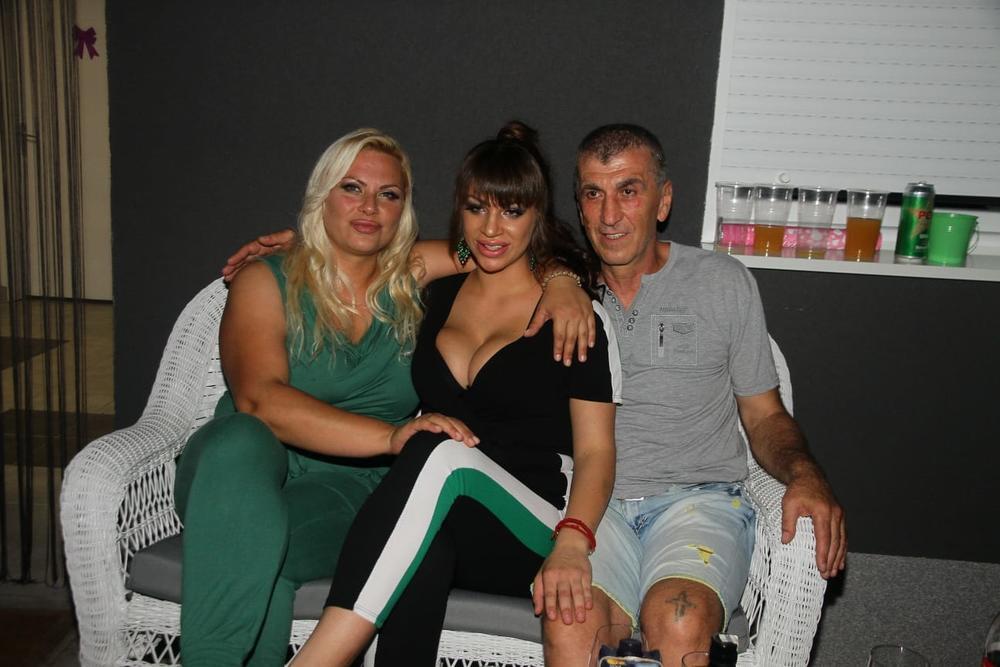 Miljana sa svojim roditeljima  