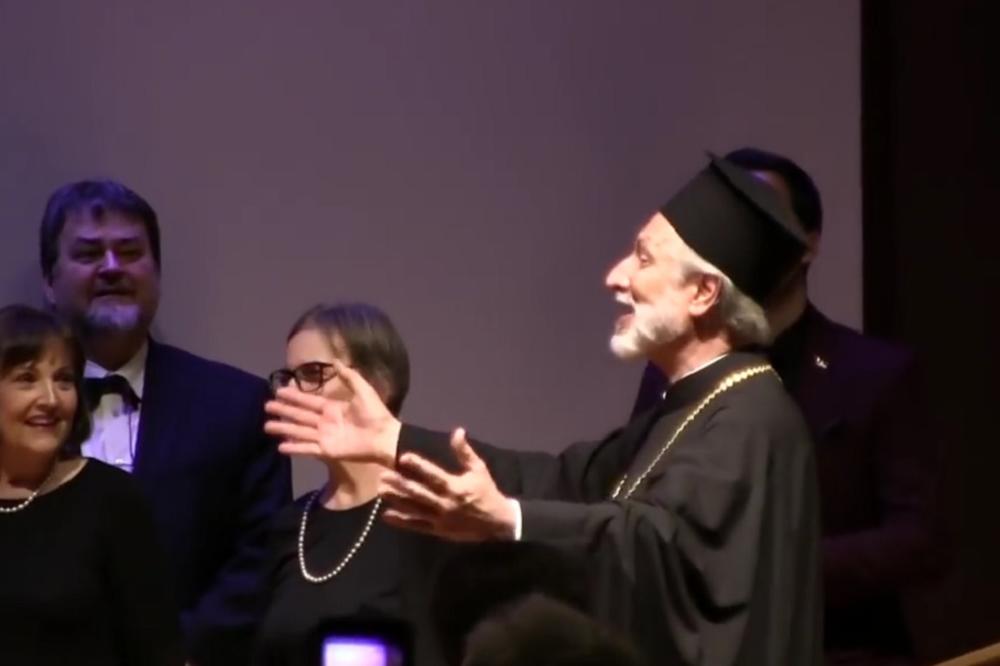 VLADIKA IRINEJ UČI AMERIKANCE SRPSKE PESME! Pogledajte kako pevaju Marširala kralja Petra garda (VIDEO)