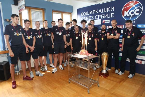 JUNIORI POKLONILI DANILOVIĆU I TOMAŠEVIĆU MEDALJE: Pokazali smo ko smo i šta smo! Sad klubovi preuzimaju obavezu! (FOTO) (VIDEO)