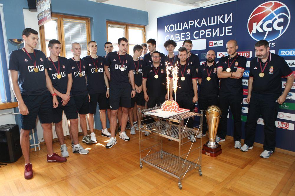 JUNIORI POKLONILI DANILOVIĆU I TOMAŠEVIĆU MEDALJE: Pokazali smo ko smo i šta smo! Sad klubovi preuzimaju obavezu! (FOTO) (VIDEO)