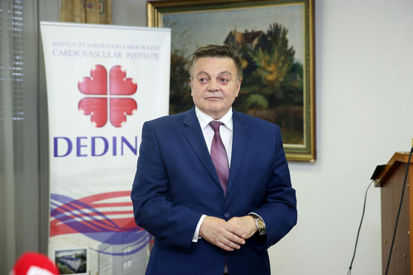 NIŠTA OD BOJIĆEVOG ŠTRAJKA GLAĐU: Dozvola za Dedinje 2 do septembra!