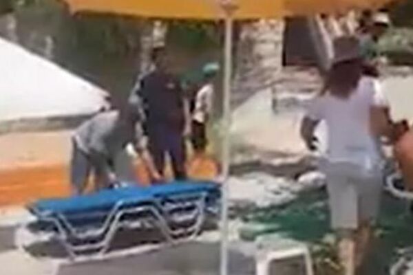 HAOS NA POZNATOJ PLAŽI NA TASOSU! Policija podigla turiste i počela da skuplja LEŽALJKE, SRBI odmah reagovali na DRUŠTVENIM MREŽAMA