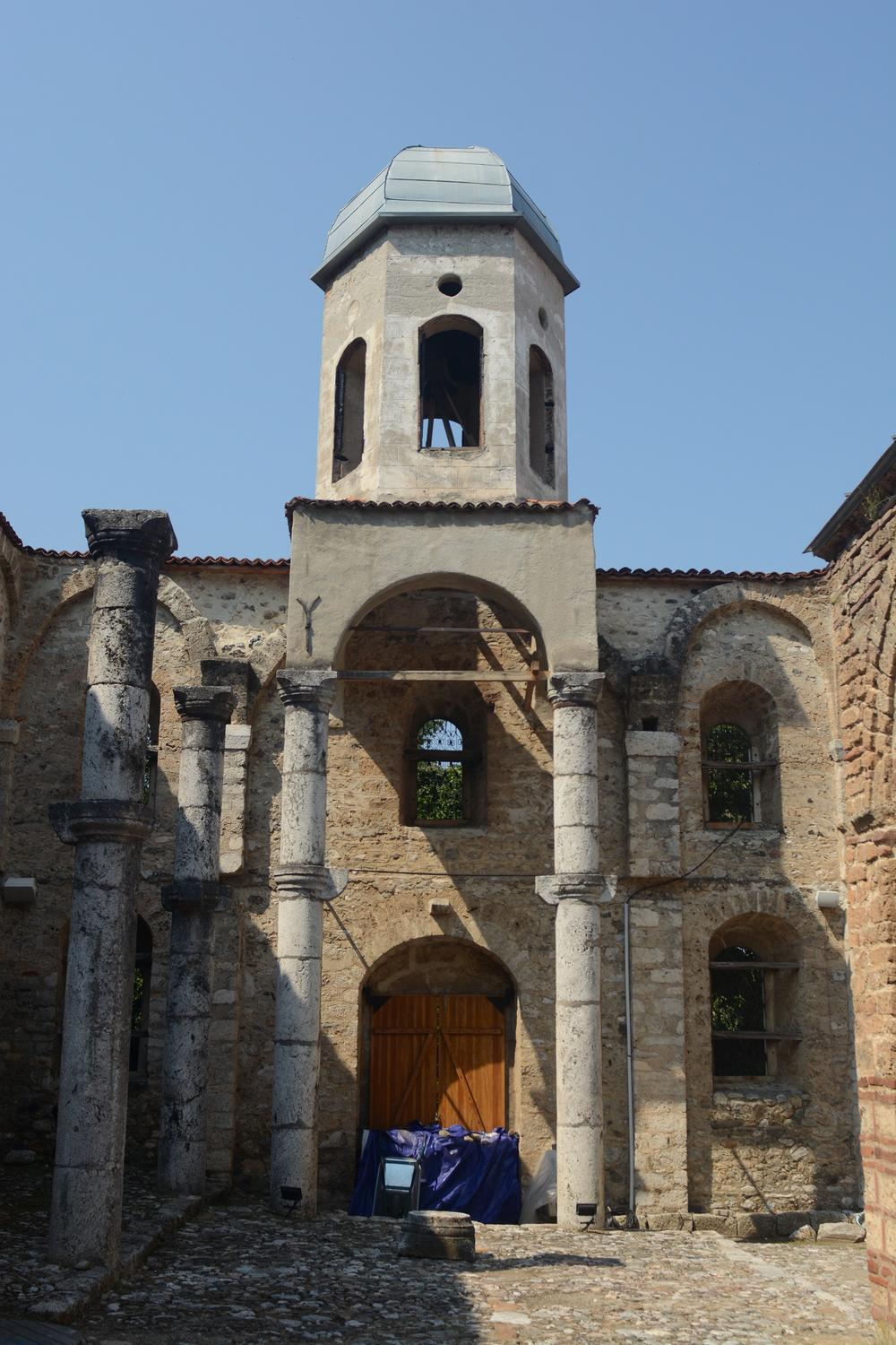 Crkva je skrnavljena 2004. godine  