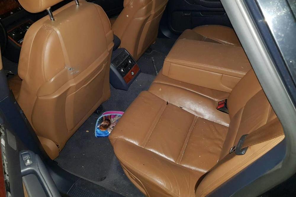 DEVOJČICA JE VIDELA NEŠTO ČUDNO U OČEVOM AUTU: Kada je to pokazala majci, ona je JEDVA DOŠLA DO DAHA (FOTO)