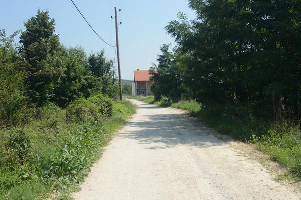 OBIJENA AMBULANTA U SRPSKOM SELU KOD PRIZRENA: Albanci hteli da zastraše Srbe!