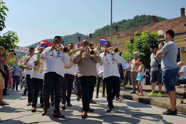 SRPSKI MINISTAR OTVORIO NOVČANIK I KITIO TRUBAČE! Počelo ludilo u Guči (FOTO)