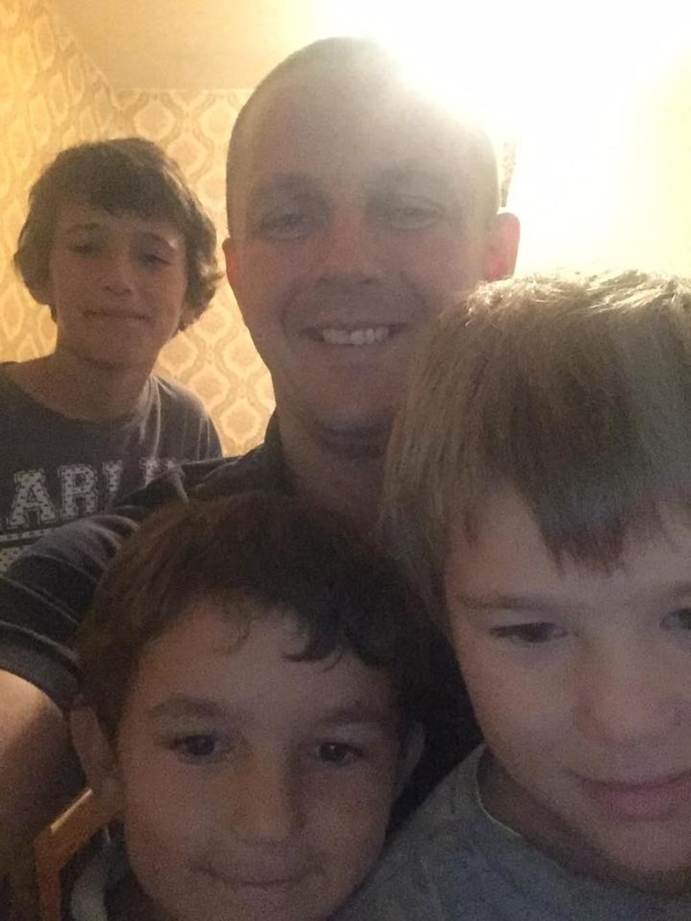 Duško Perin sa svojim malim komšijama  