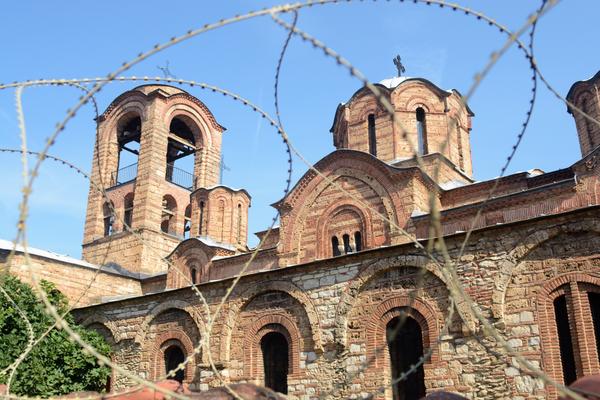 SRPSKA CRKVA U CENTRU PRIZRENA OPASANA BODLJIKAVOM ŽICOM: Turci su je pretvarali u džamiju, ikone lupali čekićem... Da li je ovo najtužnija slika SRPSTVA NA KOSOVU? (FOTO)