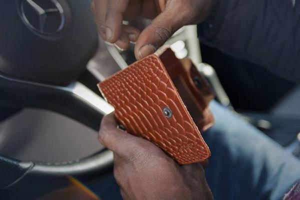 NJEGOVA MRTVA SUPRUGA JE IMALA VELIKE TAJNE: Nekoliko dana posle sahrane u novčaniku je OTKRIO ovu CEDULJICU! (FOTO)