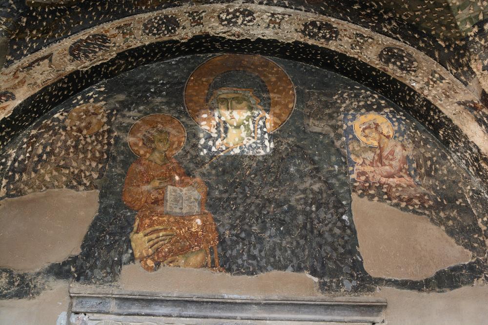 Izlupali su najpre freske čekićem...  