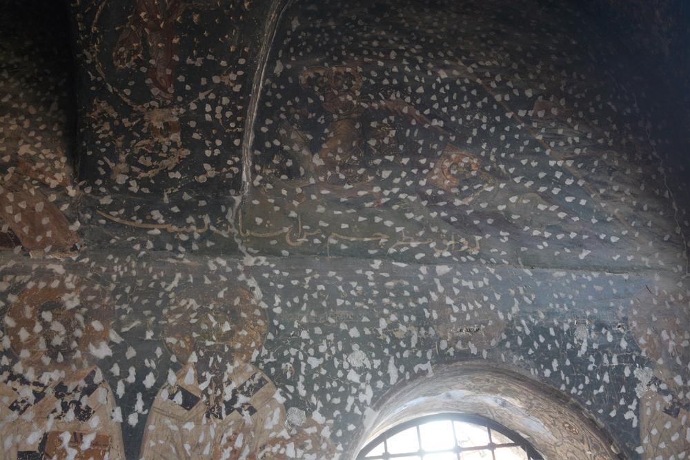 Izlupali su najpre freske čekićem...  