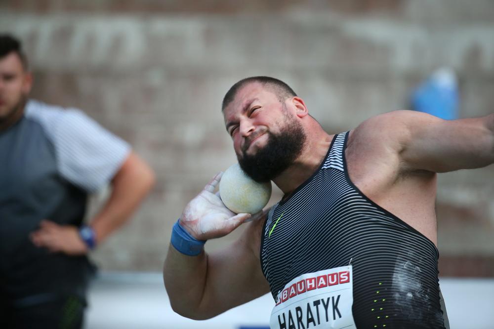 KAKVA BRUKA NA EVROPSKOM PRVENSTVU: Popeo se na pobedničko postolje kao šampion, a onda je u neverici gledao šta se dešava! (VIDEO)