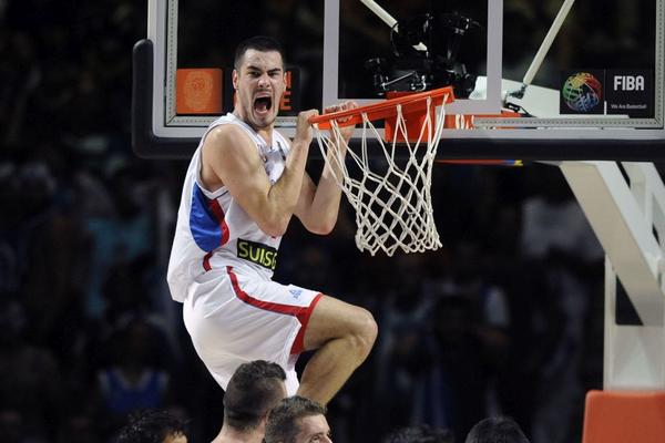 SAD SE I EVROLIGA PITA: Ko je zapravo Nikola Kalinić?! Srpski košarkaš i dalje ne može da se odbrani, a još kad se pojavio ovaj snimak... (FOTO) (VIDEO)