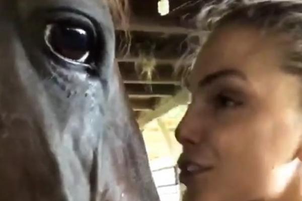 ŠOKANTAN SNIMAK! Nekadašnja voditeljka RTS-a i manekenka dala KONJU da joj liže GRUDI! HAOS!