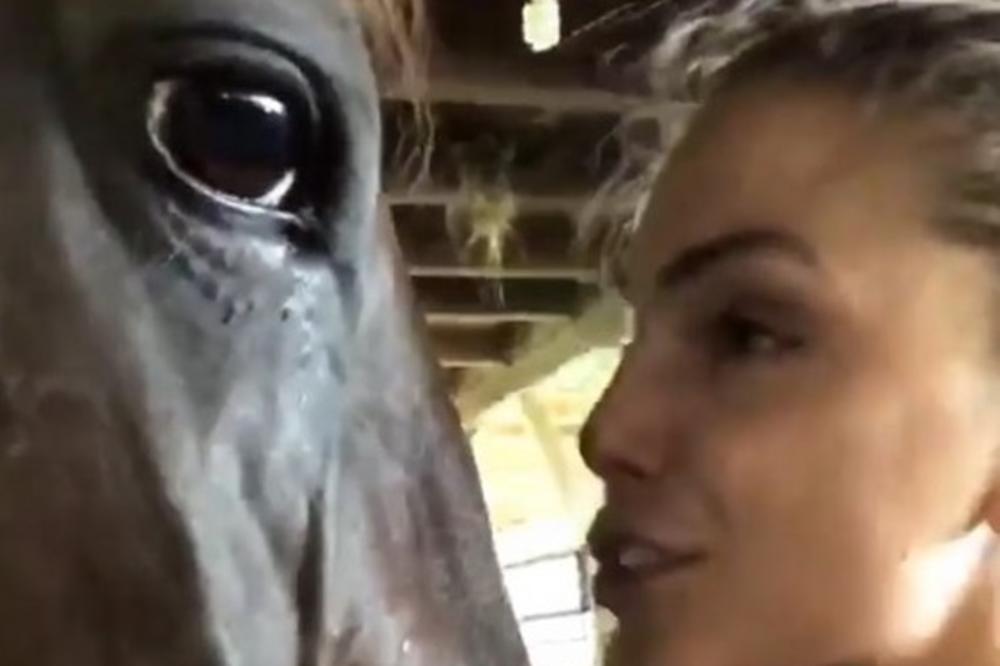 ŠOKANTAN SNIMAK! Nekadašnja voditeljka RTS-a i manekenka dala KONJU da joj liže GRUDI! HAOS!