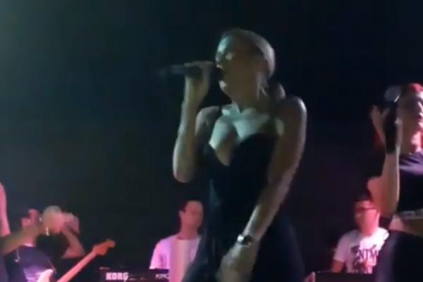 KIJA, ŠTA TO RADIŠ MUŠKARCIMA? Na nastupu u BUDVI dok je igrala samo treba da gledate u njene GRUDI - ne možete da prestanete da gledate - HIPNOZA! (VIDEO)