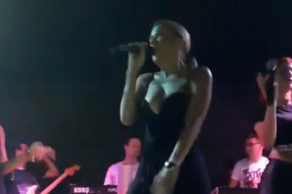 KIJA, ŠTA TO RADIŠ MUŠKARCIMA? Na nastupu u BUDVI dok je igrala samo treba da gledate u njene GRUDI - ne možete da prestanete da gledate - HIPNOZA! (VIDEO)