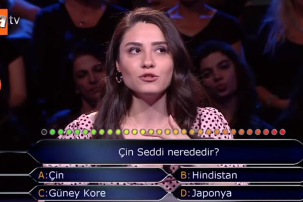 U KVIZU MILIONER DOBILA JE PITANJE GDE JE KINESKI ZID: Kraljica je uradila nešto zbog čega joj se svi smeju (VIDEO)