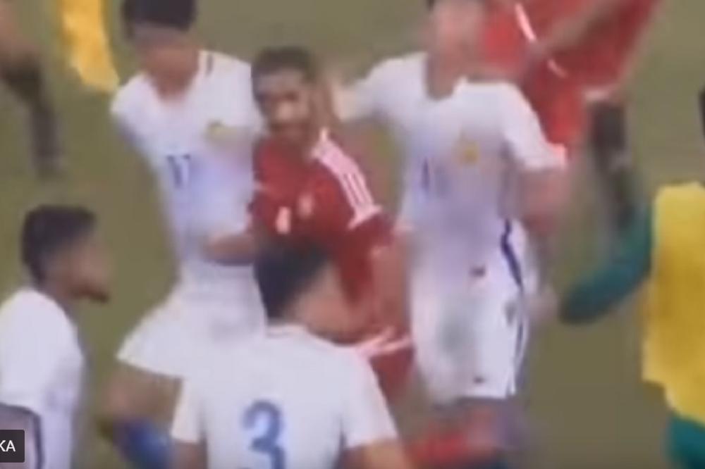 NEVIĐENA TUČA FUDBALERA NA TERENU! Krv letela na sve strane, u šorci su učestvovali APSOLUTNO SVI! (VIDEO)