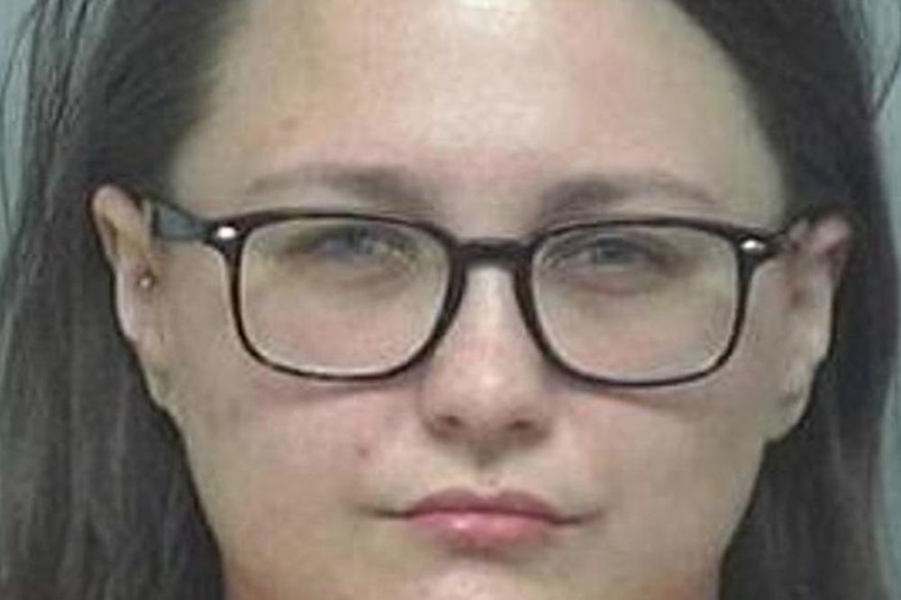 Zaljubila se u SVOG UČENIKA: Druga nastavnica joj je pomogla kako da ga odvuče u krevet, a na kraju je završila sa dvojicom istovremeno! (FOTO)