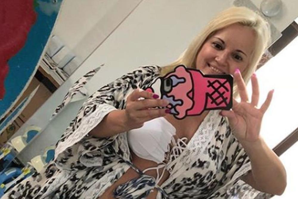 BOMBASTIČNE GRUDI MAJE NIKOLIĆ UDARAJU U GLAVU: Pevačica objavila VRELI SNIMAK, pa raspametila muškarce! (VIDEO)