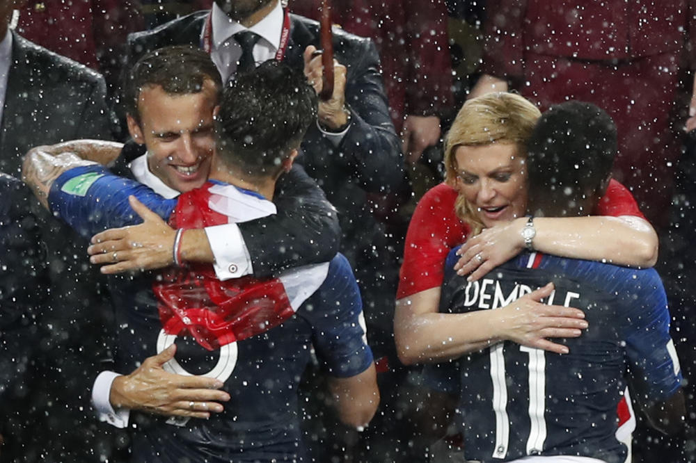 ŽENA BEZ BLAMA: Kolinda opet uzela medalju koja nema nikakve veze s njom, pa trku lađama uporedila sa Domovinskim ratom?! (FOTO)