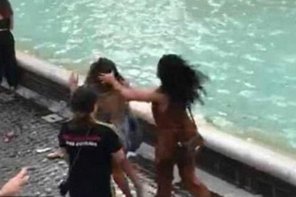 ŠAMARI PUCAJU, KIDAJU SE CELI PRAMENOVI, A RAZLOG NE MOŽE BITI GLUPLJI: Brutalna tuča dve žene nasred ulice! (VIDEO)