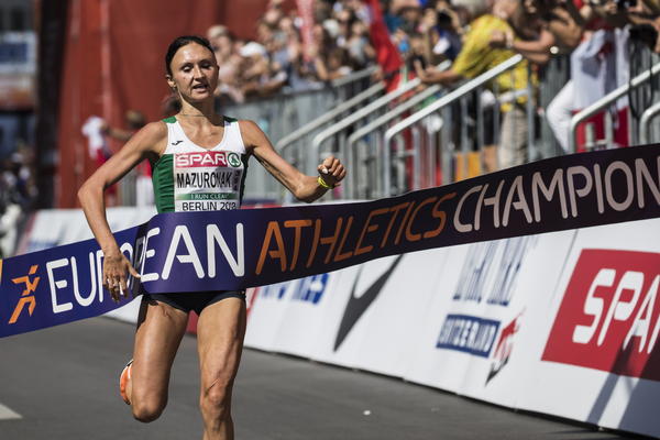 NA BERLINSKOM MARATONU KAO U HOROR FILMOVIMA! Krv je liptala na sve strane, ali je ona na kraju ipak pobedila! (FOTO) (VIDEO)