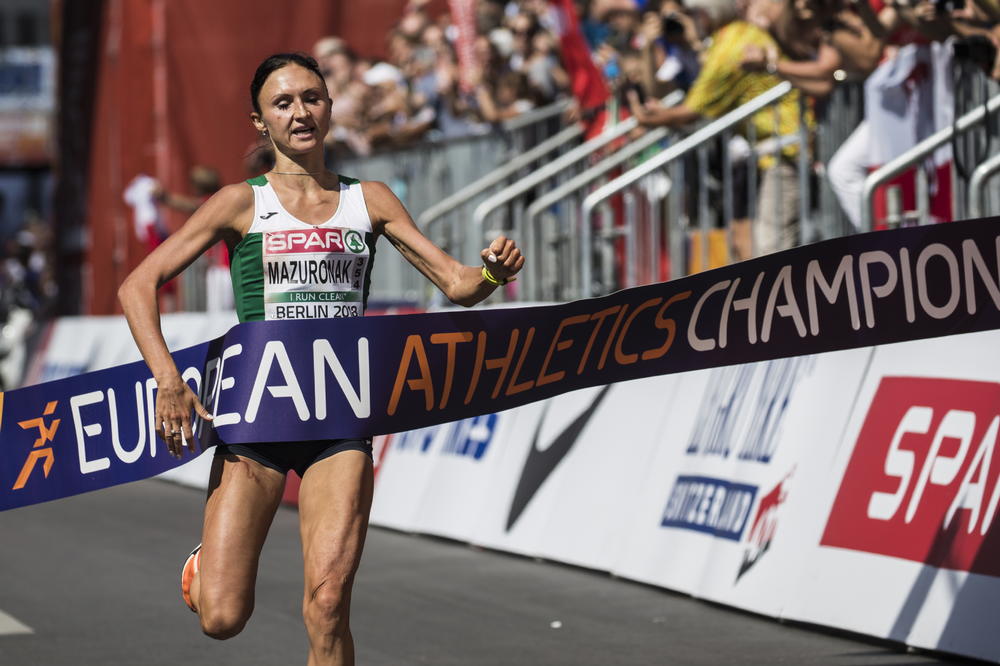 NA BERLINSKOM MARATONU KAO U HOROR FILMOVIMA! Krv je liptala na sve strane, ali je ona na kraju ipak pobedila! (FOTO) (VIDEO)