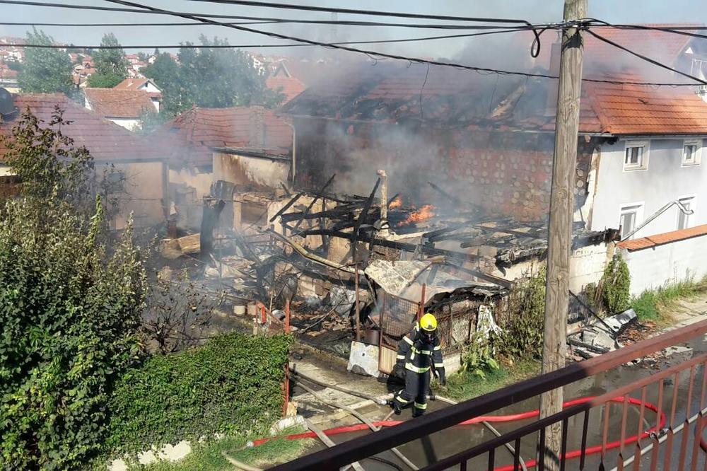 NEZAPAMĆEN POŽAR U RESNIKU: Gore kuće, ljudi bežali iz plamena da izvuku žive glave!