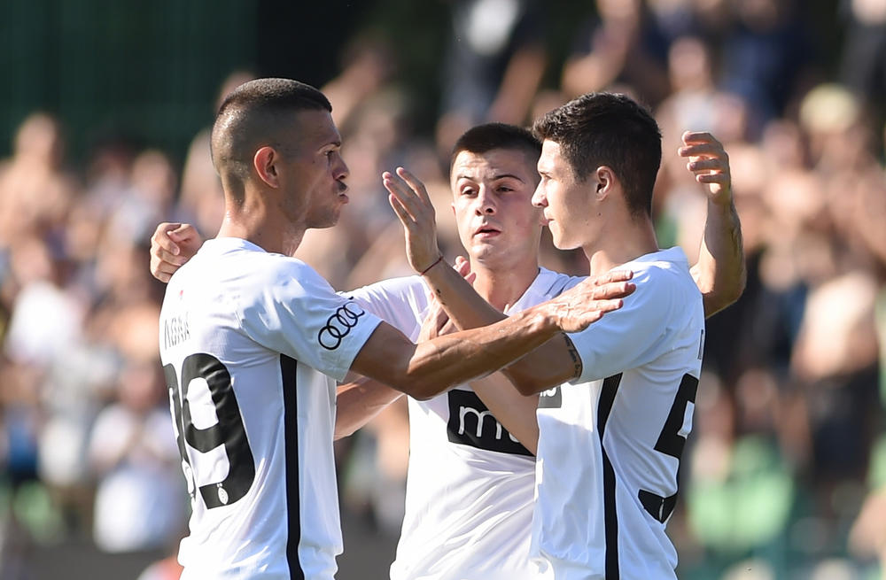 Fudbaleri Partizana proslavljaju pobedu protiv Zemuna  