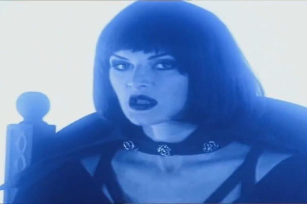 SVI PAMTIMO NJENE PESME IZ 90-TIH: A pre 12 godina UJEO JU JE KONJ i tada počinje PAKAO! (VIDEO)