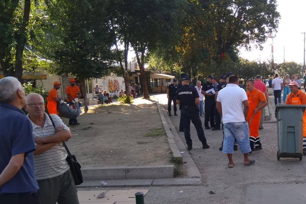 NEMOJTE DA MI NOSITE STVARI, BACIĆU SE S MOSTA! Komunalci su bili neumoljivi na vapaje ove žene i uzeli su joj sve (FOTO)