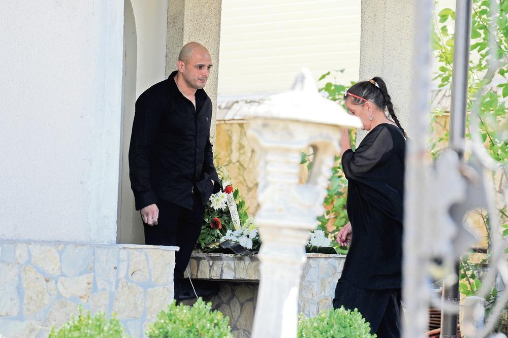 IZAŠAO IZ ZATVORA I PRETI! Sinanov sin maltretira očevu UDOVICU, otima joj kuću!