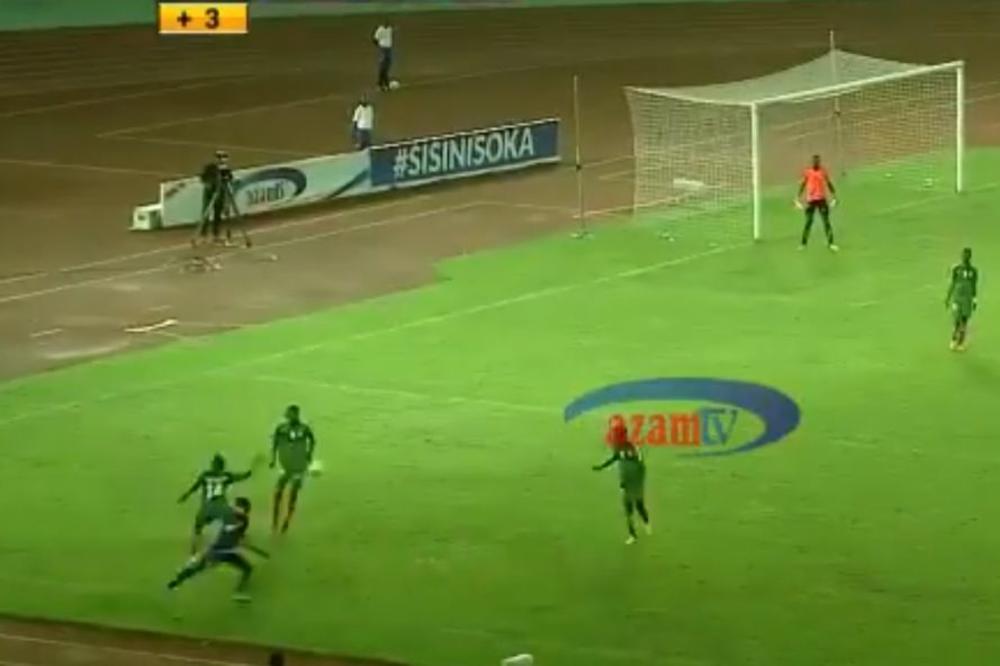 OVO JE POKUŠAJ UBISTVA, A NE START: Zabo rivala kopačkom u vrat, jer ga je ponizio driblingom! (VIDEO)