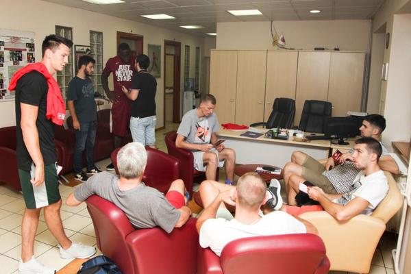 JANKOVIĆ SE NIJE POJAVIO, ZVEZDA NAJAVILA KAZNU: Crveno-beli počeli pripreme, nema ni Jovanovića! (FOTO)