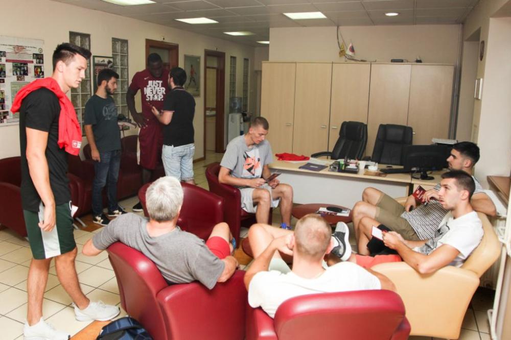 JANKOVIĆ SE NIJE POJAVIO, ZVEZDA NAJAVILA KAZNU: Crveno-beli počeli pripreme, nema ni Jovanovića! (FOTO)