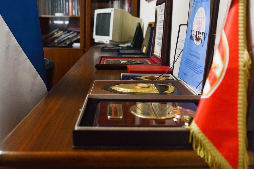 Plakete koje je dobijao Milošević  