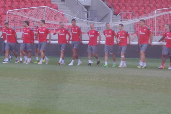 ZVEZDA ODRADILA POSLEDNJI TRENING PRED SUTRAŠNJI MEČ! Sve izgleda dobro sem trave na stadionu! (FOTO)
