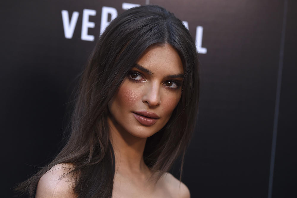 GO STOMAK SEVA NA SVE STRANE ULICAMA NJUJORKA: Emili Rajtakovski prvi put u javnosti, nakon objave o trudnoći!