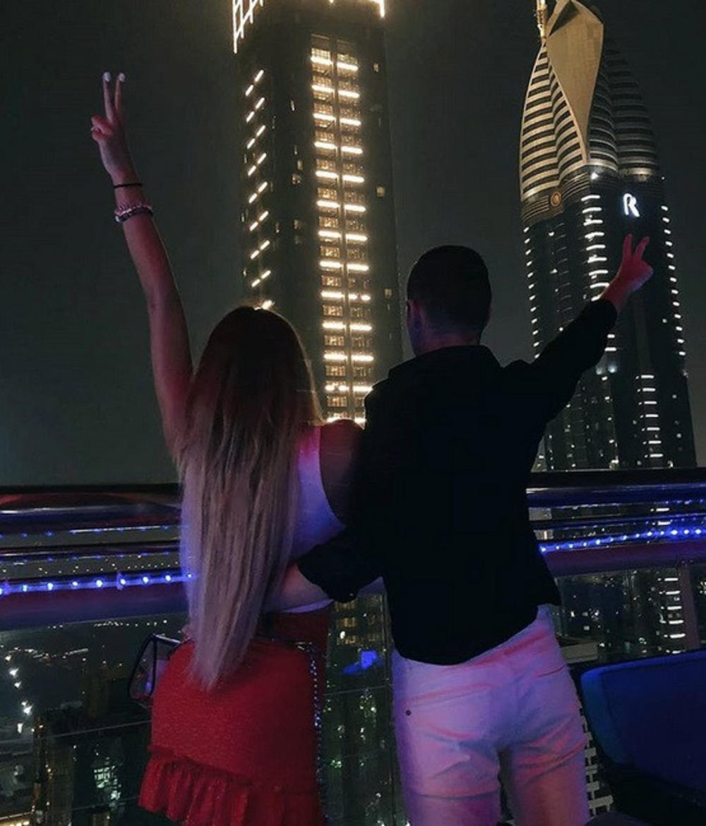 Luna sa nepoznatim dečkom na odmoru