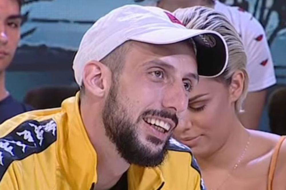 NOVA GEJ AFERA DRMA SRBIJU! Đekson ima dečka koji radi u KNEZU i prodaje SUVENIRE! ŠOK!