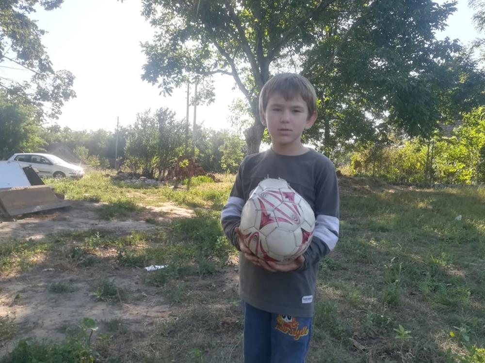 Jovan bi da postane fudbaler, ali nema loptu  