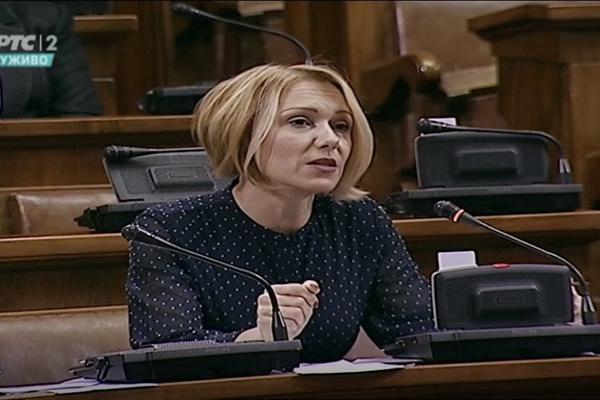 Dačićeva Stefana ISPROZIVALA poslanike koji su na moru i pokazala kako rukuje REKETOM (FOTO)