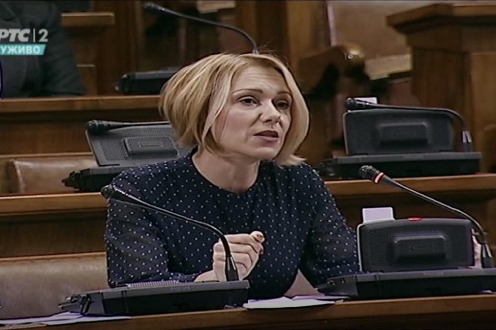 Dačićeva Stefana ISPROZIVALA poslanike koji su na moru i pokazala kako rukuje REKETOM (FOTO)