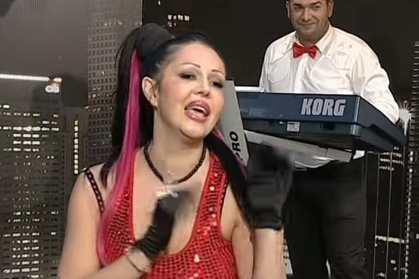 SVI SU BILI ŠOKIRANI NJENIM IZGLEDOM KADA SE POJAVILA NA TV-U! Mimi se sada slika pored OVACA, a tek kad vidite te POZE! UMREĆETE!