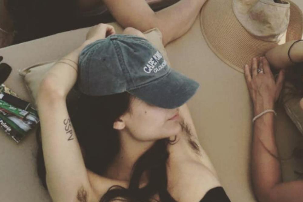 Ćerka Radeta Šerbedžije nam je prvo pokazala DLAKE ISPOD PAZUHA, a sada se skinula DO GOLE KOŽE i sve usnimila! Šta je sledeće?! (FOTO)